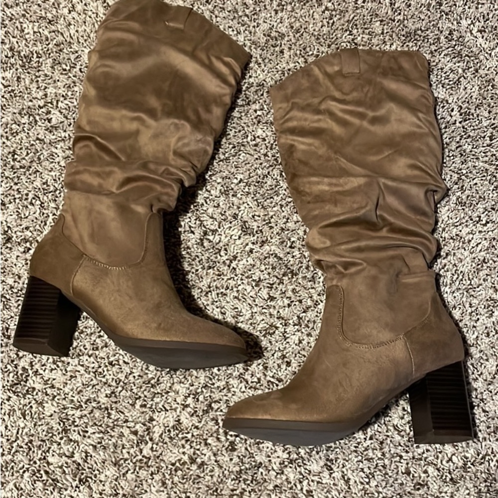 Women’s suede boots size 6.5